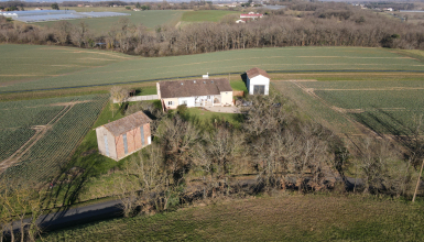 Ferme avec 3 logements et 2 dépendances